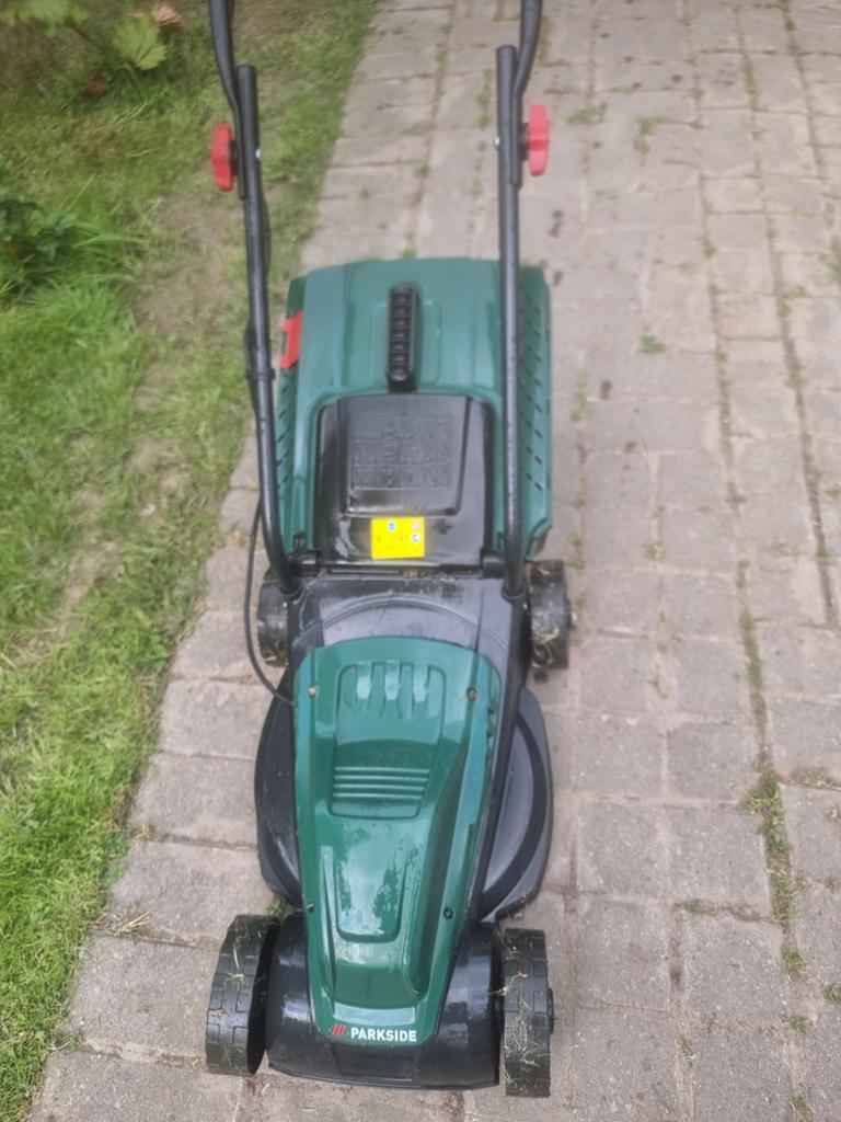 Tondeuse à gazon électrique de 32 cm de large

En très bon é, Jardin & Terrasse, Tondeuses à gazon, Enlèvement