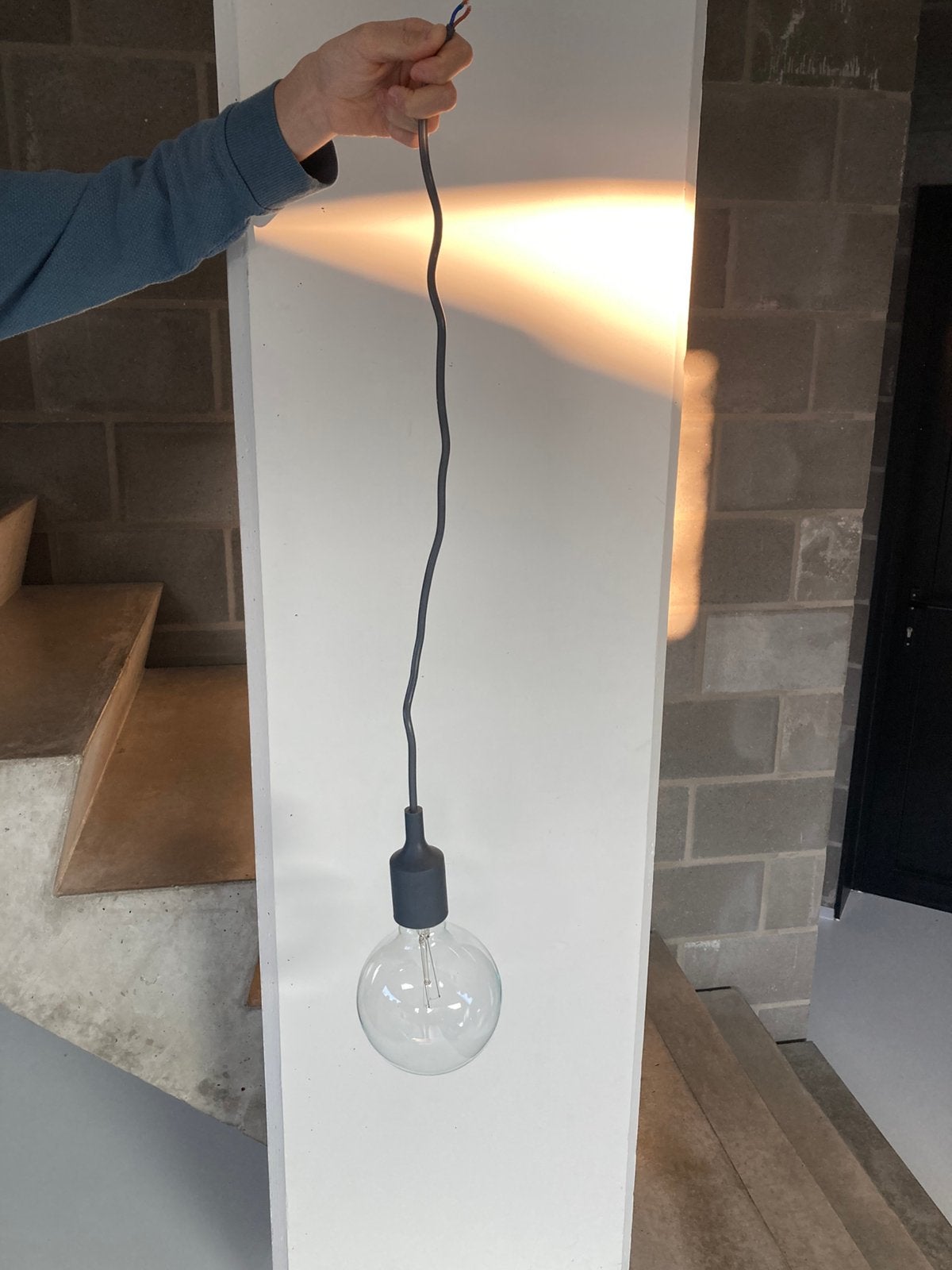 Muuto e27 design hanglamp donkergrijs, Enlèvement ou Envoi, Neuf, Synthétique, E27 (grand)