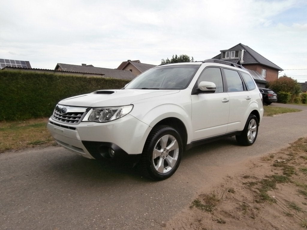 subaru forester 2.0d executive full options, Auto's, 158 g/km, Zwart, 4 cilinders, Wit