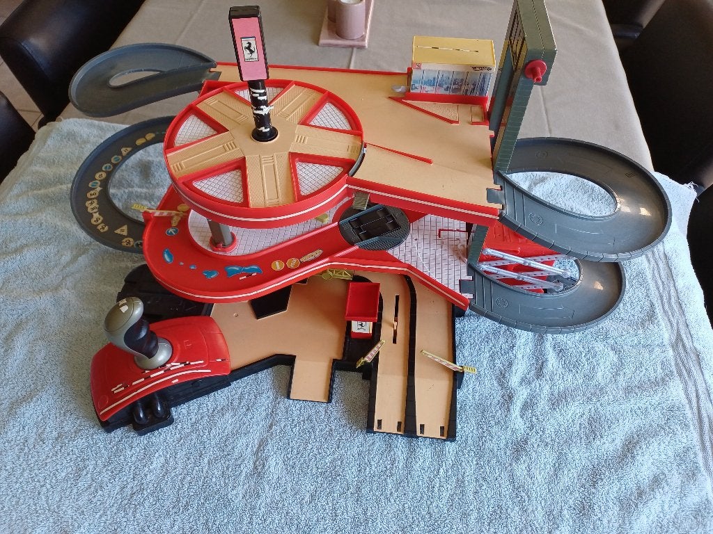 Racebaan met garage en parking en matchboxjes, Ophalen, Hot Wheels, Handmatig, Racebaan