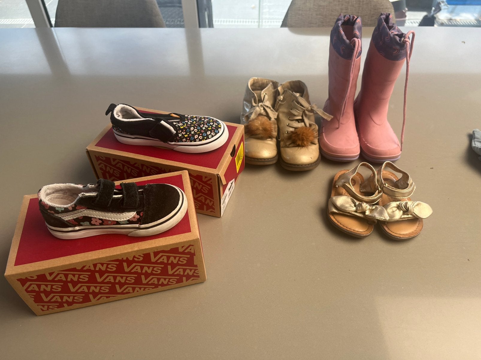 Kinderschoenen, Ophalen, Zo goed als nieuw