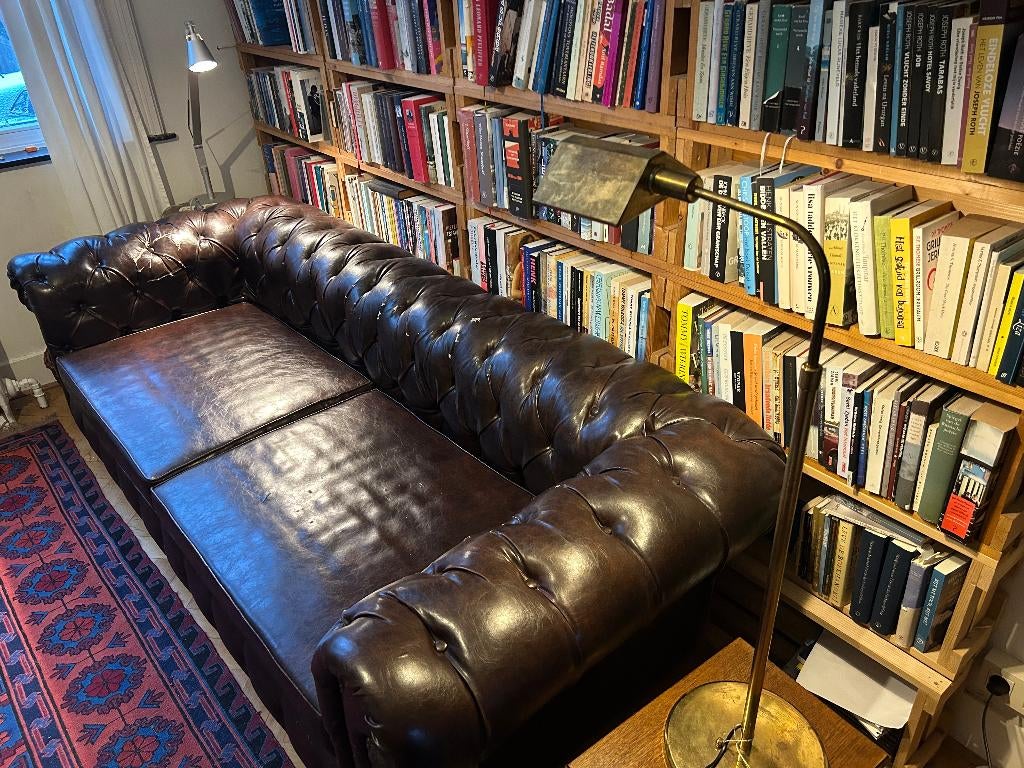 Classic Chesterfield faux-leather sofa, Ophalen