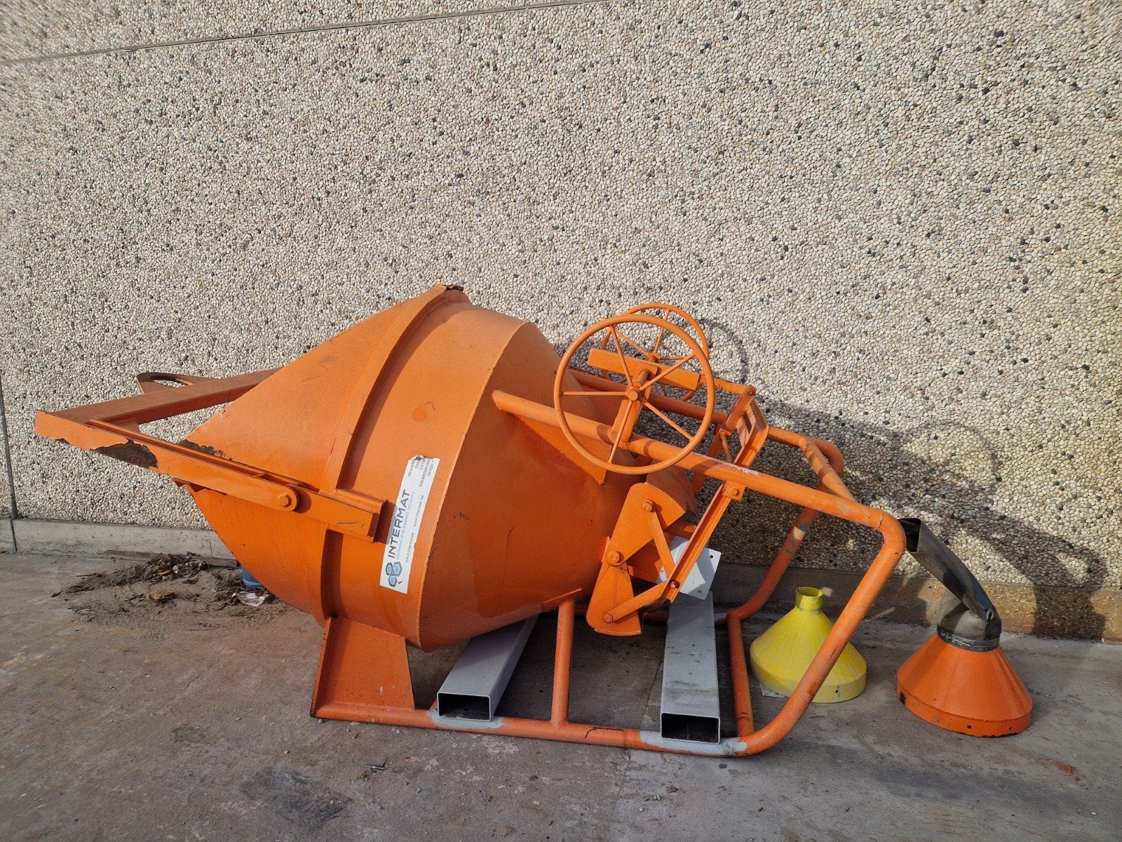 betonkubel met verwisselbare slurfdiameter, Ophalen