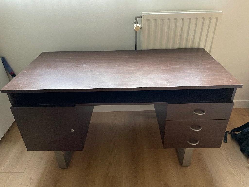 Bureau gratuit, Autres marques, 135 cm, 65 cm, Enlèvement