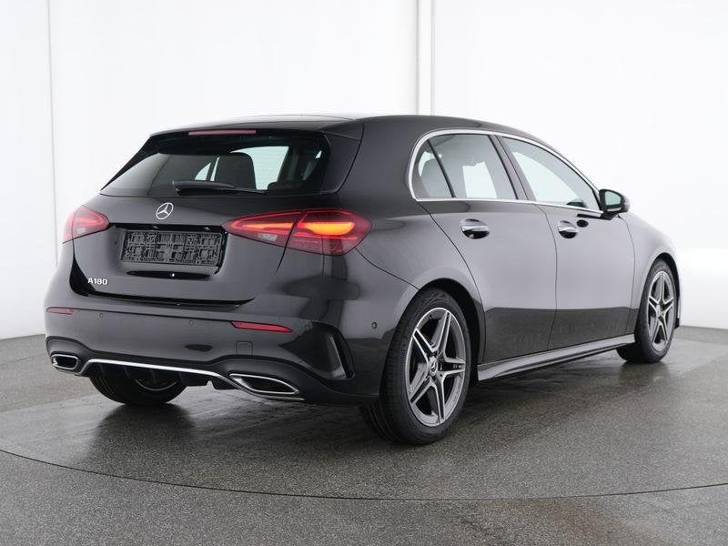 Mercedes-Benz A-Klasse 180 Hatchback AMG Line | Smartphone I, Auto's, Stof, 136 pk, Zwart, Bedrijf