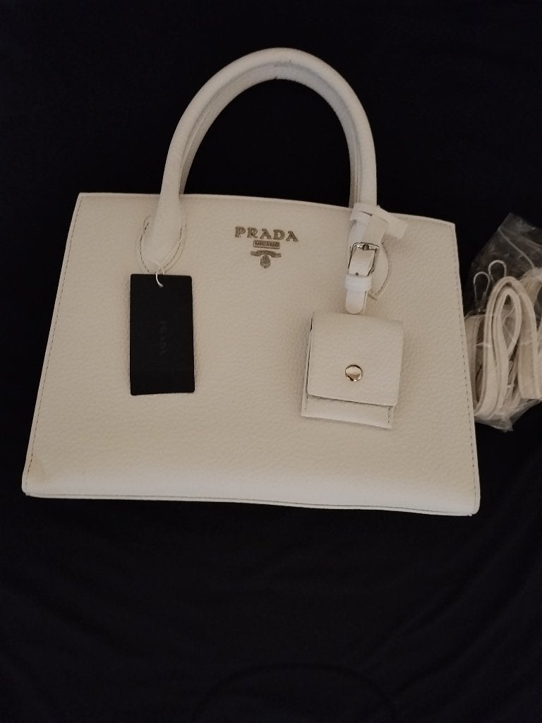Sac Prada New Luxury blanc pour femme, Bijoux, Sacs & Beauté, Enlèvement ou Envoi