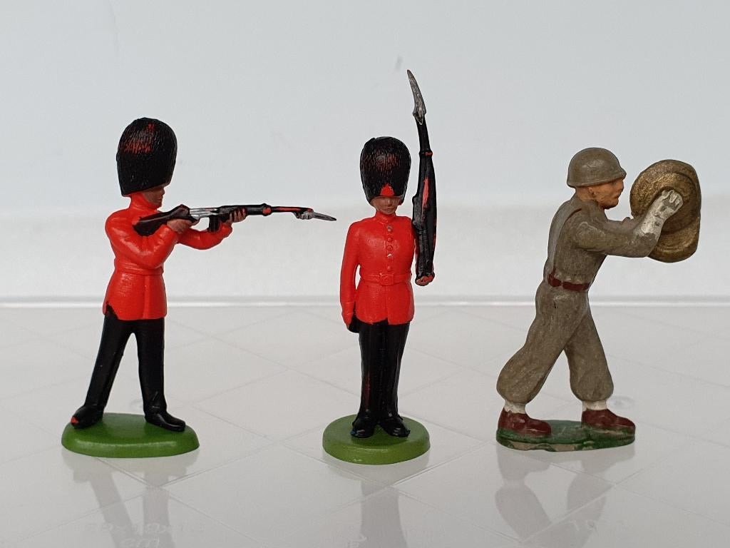 Lot van 2 Britains British Royal Guard + 1 Starlux figuur, Collections, Jouets, Utilisé, Enlèvement ou Envoi