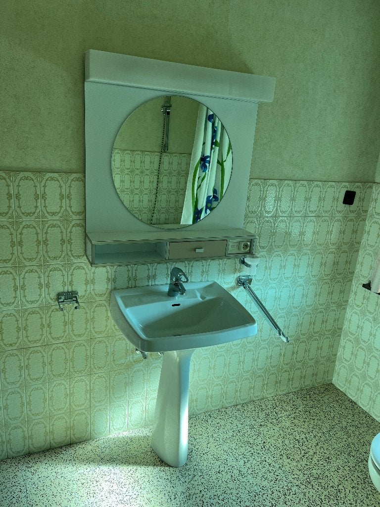 Gratis retro badkamer in goede staat, Ophalen, Met bad