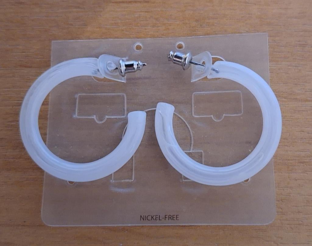 1 paar witte open, ronde oorringen (creolen), NIEUW, Handtassen en Accessoires, Oorbellen, Overige materialen, Wit, Nieuw, Ophalen of Verzenden