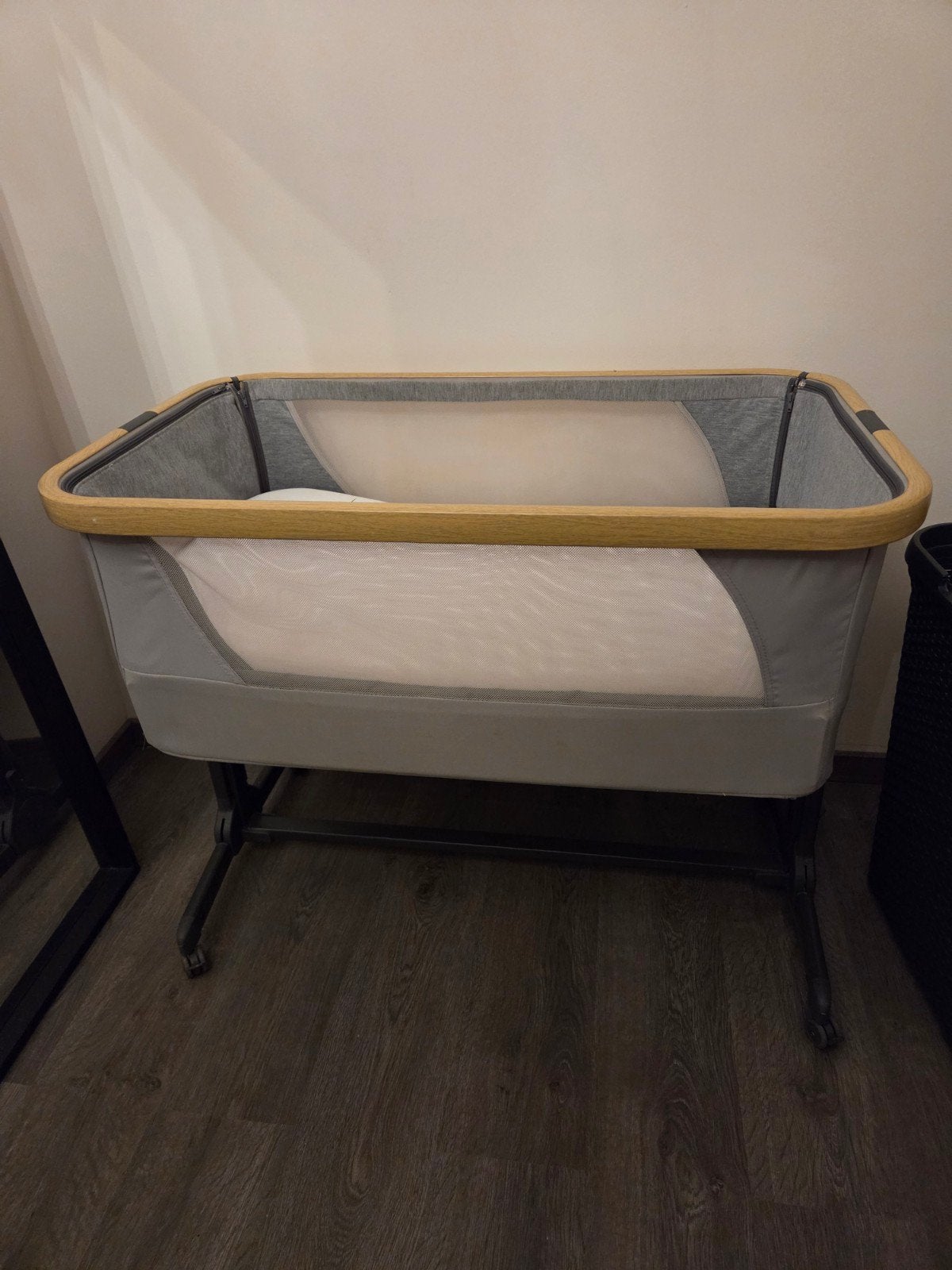 À côté de mon lit, Enlèvement ou Envoi