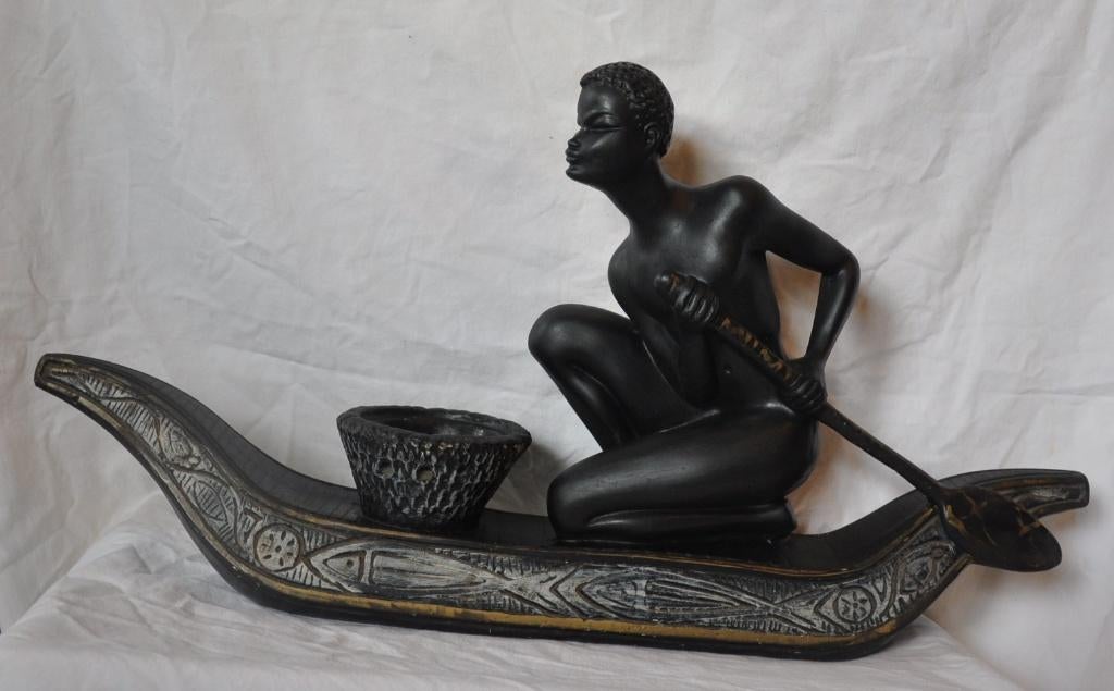 sculpture en plâtre africaine sur sa pirogue signée alex, Enlèvement ou Envoi
