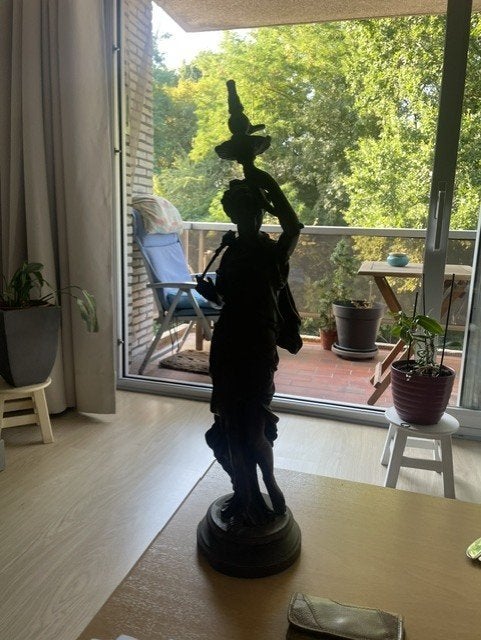 beeld van een fakkeldrage, Enlèvement, Classique, Statue