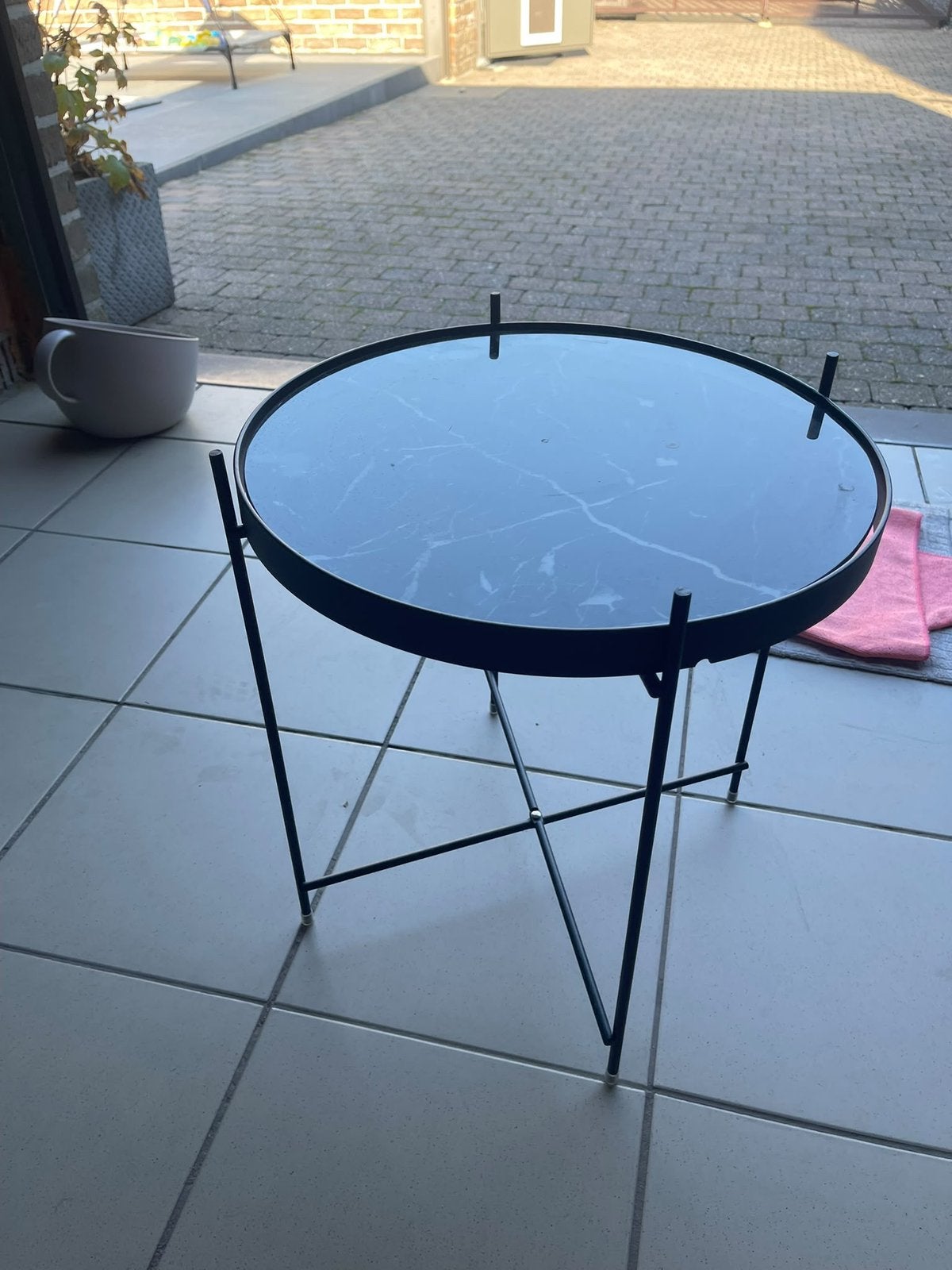 Zwart bijzettafeltje - marmerlook, Huis en Inrichting, Ophalen, Zo goed als nieuw