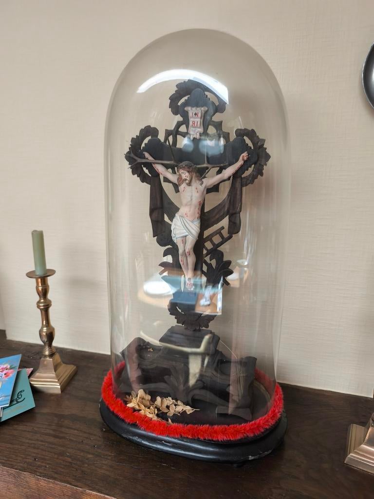 Jesus aan kruis onder stolp, Ophalen