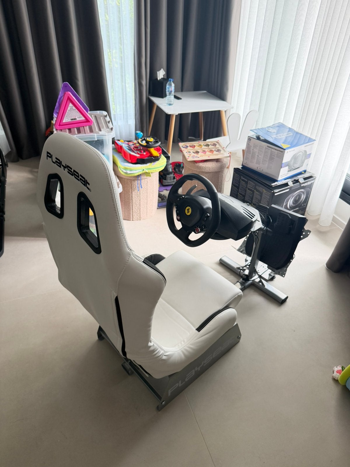 Playseat white + Ferrari stuur en pedalen, Playseat, Ophalen, Zo goed als nieuw