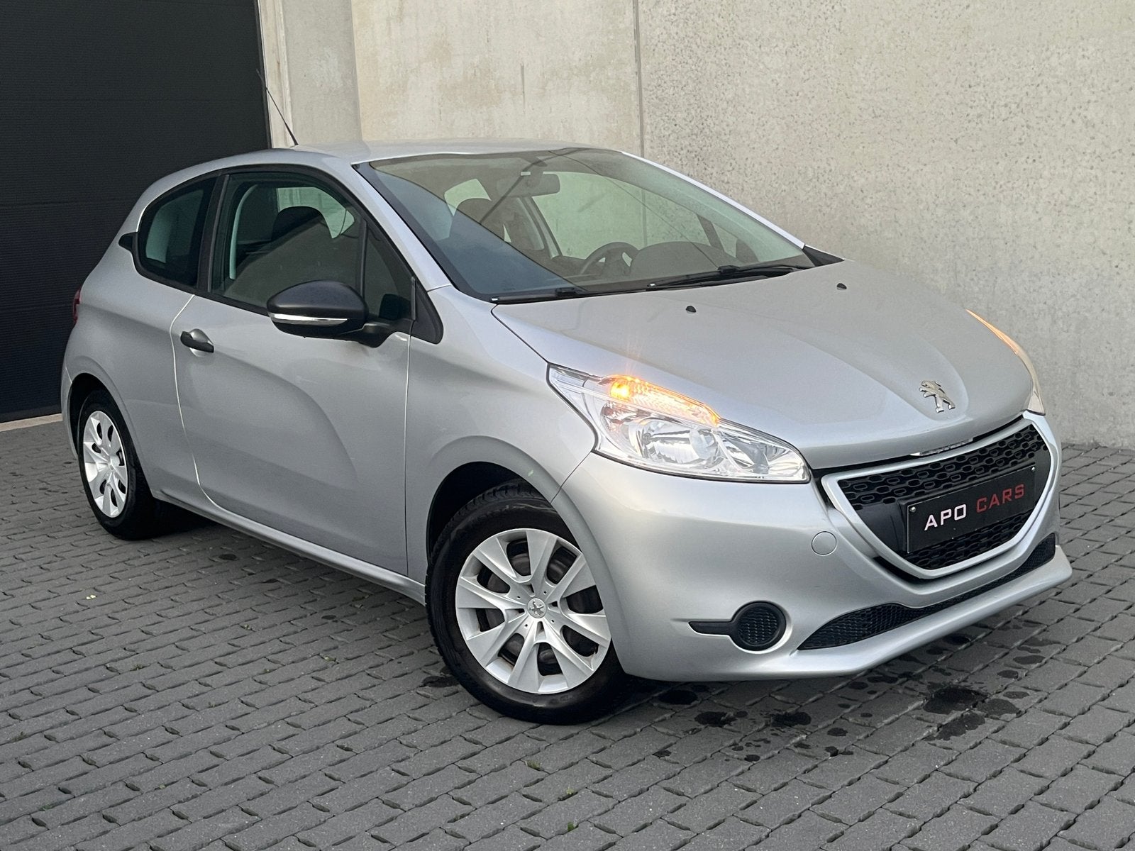 Peugeot 208 1.2 2015 27 000 km, Autos, Achat, Entreprise, Boîte manuelle, Noir