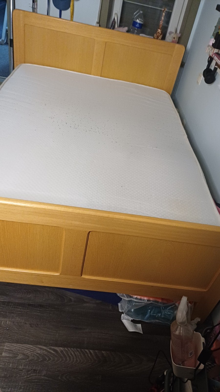 massief houten bed + 2 nachtkastjes, Huis en Inrichting, Slaapkamer | Boxsprings, Ophalen, Tweepersoons, 140 cm, Zo goed als nieuw