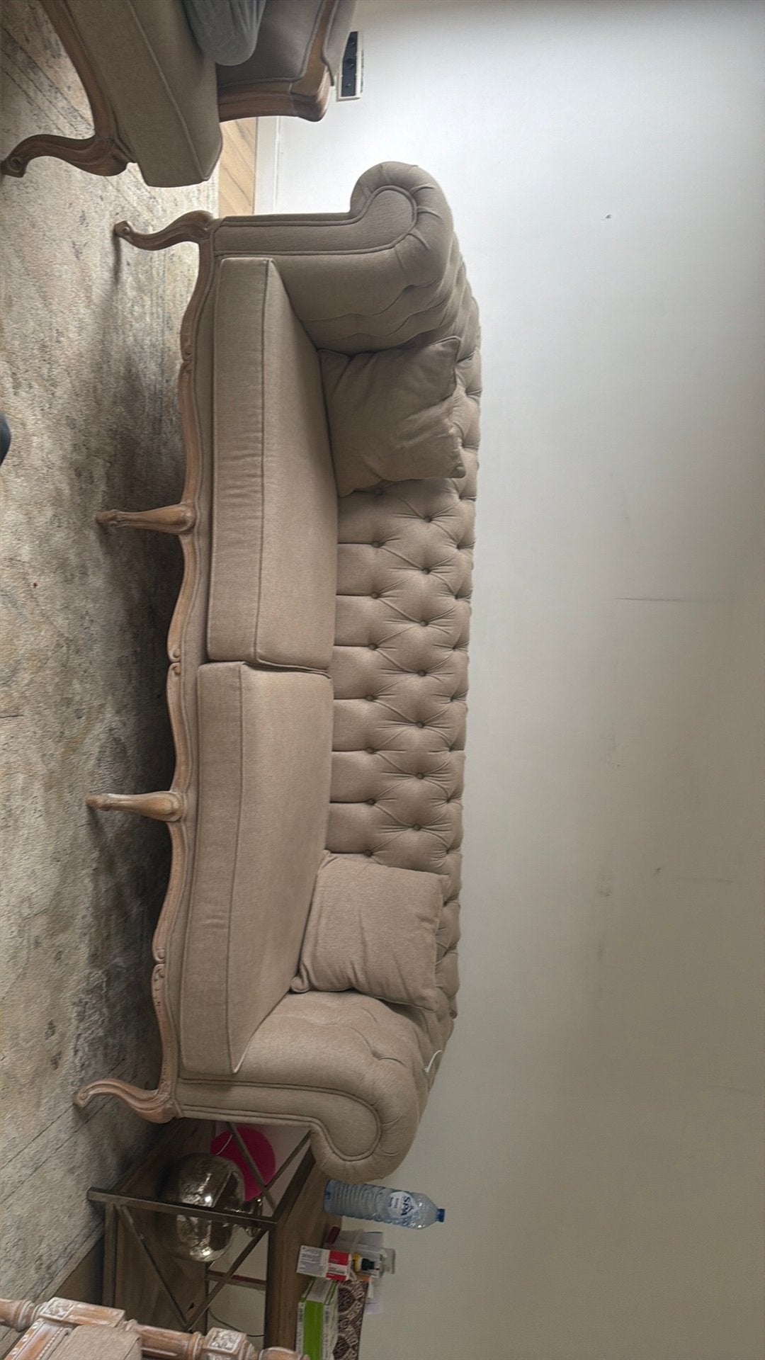 Chesterfield 3-zitsbank beige/taupe – klassieke houten poten, Maison & Meubles, Enlèvement, Comme neuf, Tissus