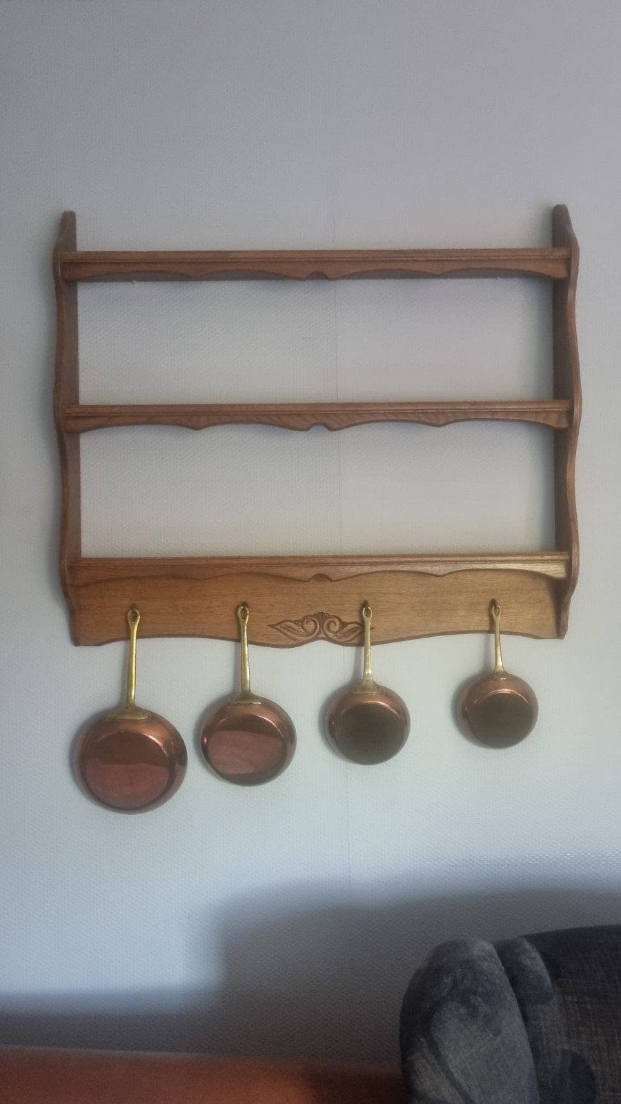 Eiken wandrek met 4 koperen pannen, Ophalen, Zo goed als nieuw, Hout
