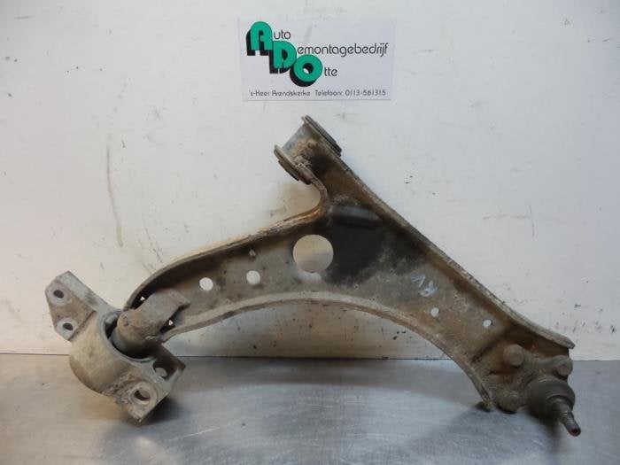 Draagarm rechts-voor van een Volkswagen Caddy (Caddy 04-), Gebruikt, -, Volkswagen, -