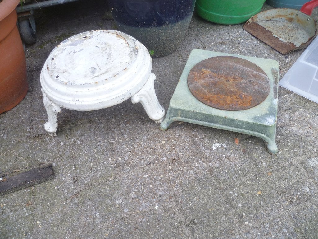 2 GIETIJZEREN SOKKELS, Ophalen
