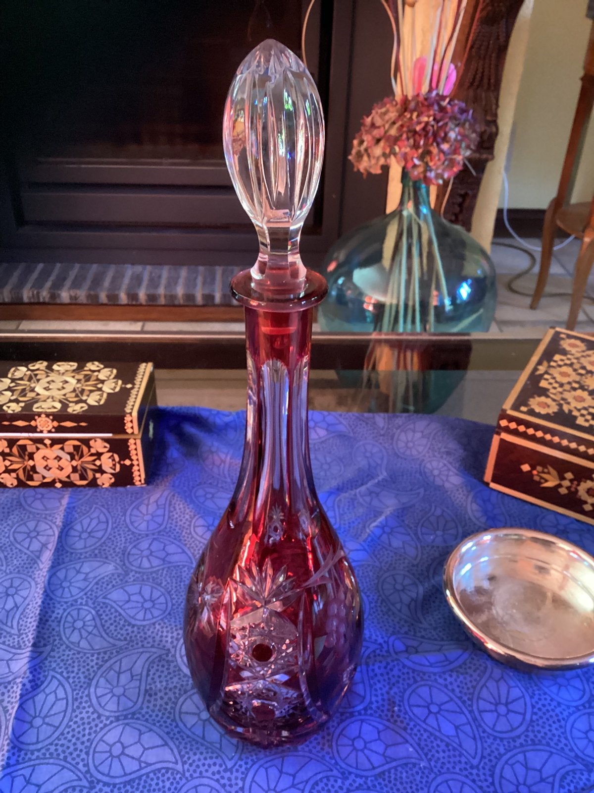 Carafe rouge en cristal taillé., Enlèvement