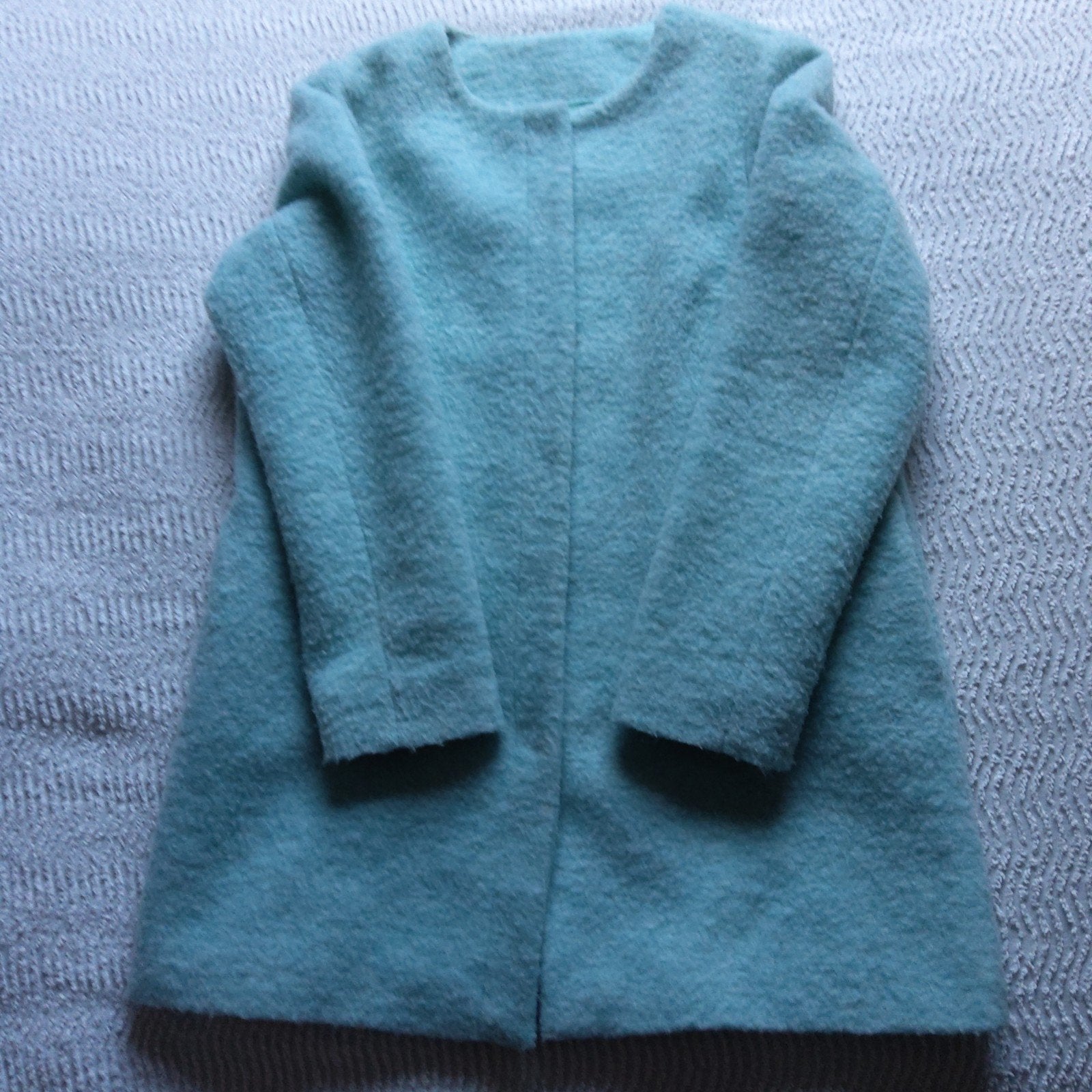 Turquoise-blauwe, kraagloze, halflange jas. Maat 42, Kleding | Dames, Blauw, Maat 42/44 (L), Ophalen of Verzenden, D Auvry