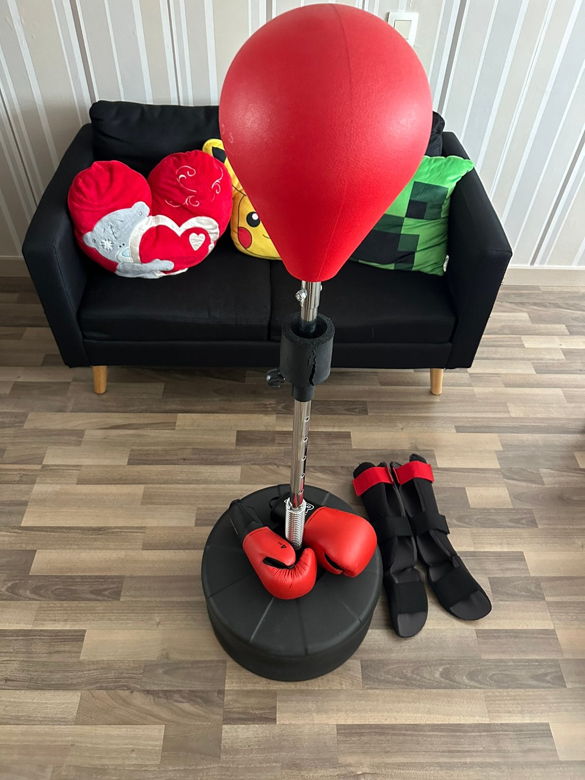 Kickboks bal + handschoenen en kniebeschermers, Ophalen, Zo goed als nieuw