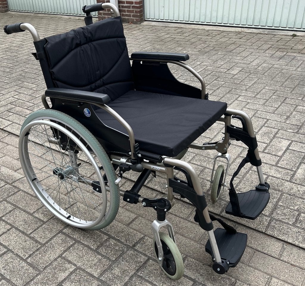 Fauteuil roulant VERMEIREN V300D ST — État quasi neuf !, Divers, Chaises roulantes, Enlèvement, Pliant, Comme neuf, Fauteuil roulant à pousser
