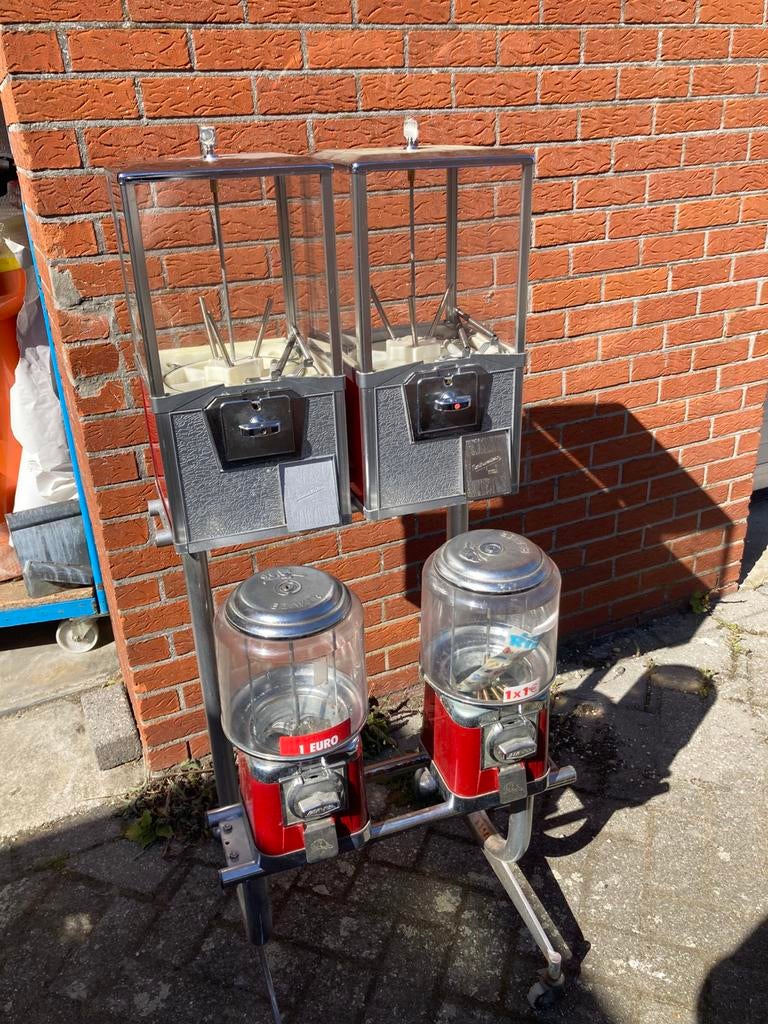 Rek met automaten voor ballen of capsules!, Collections, Machines | Autre, Comme neuf, Enlèvement
