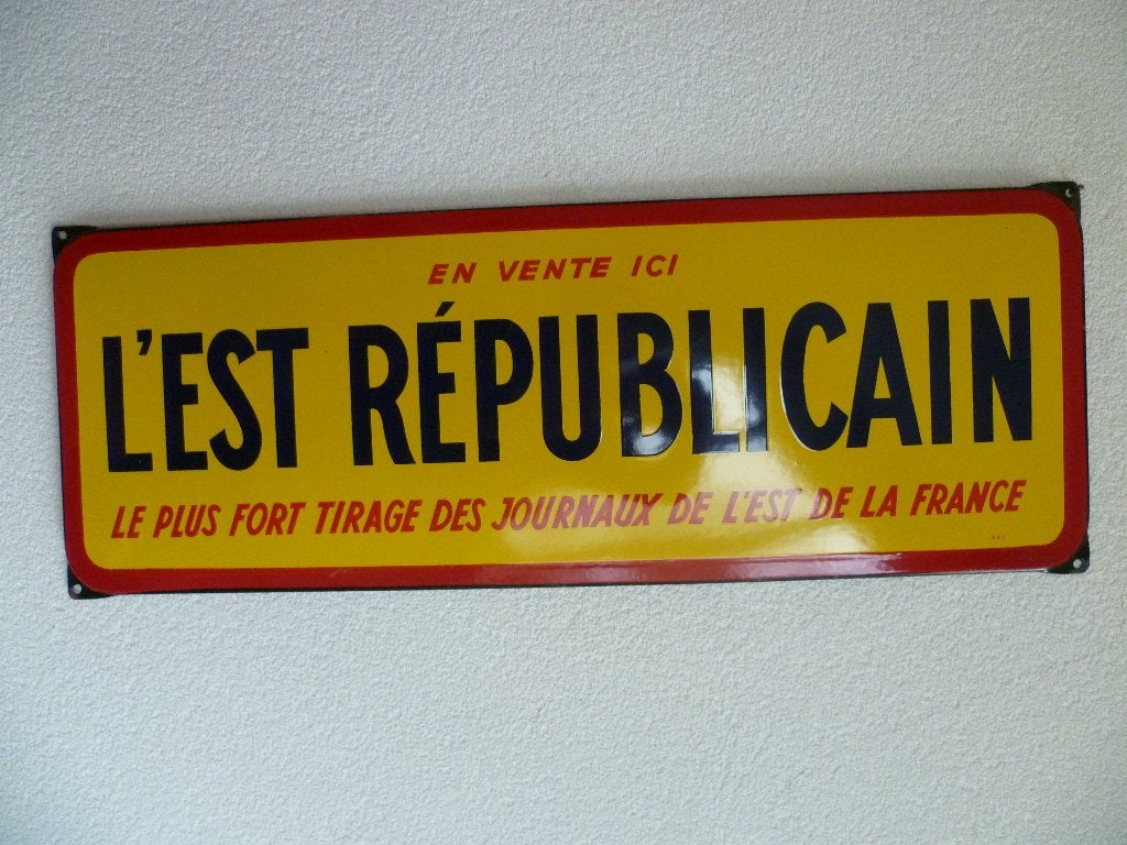 PLAQUE EN ÉMAILLE « L'EST RÉPUBLICAIN » DES ANNÉES 1960/70, Enlèvement ou Envoi, Comme neuf, Panneau publicitaire