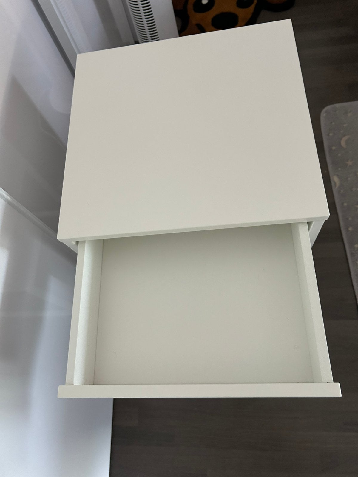 IKEA VIKHAMMER nachtkastje, Huis en Inrichting, Ophalen, Zo goed als nieuw
