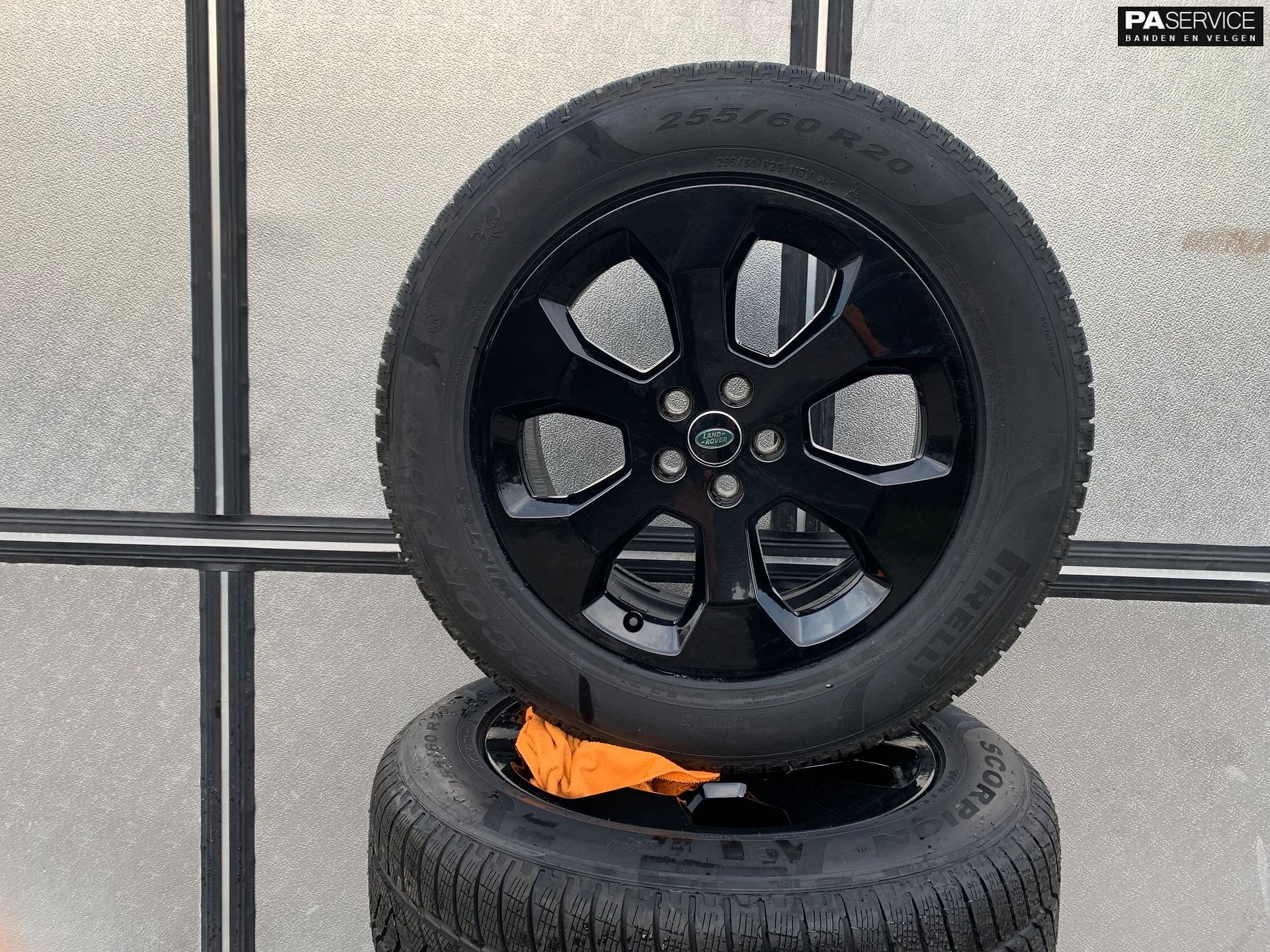 Oem 20 inch Land Rover Defender Glossy Black Winterset Pirel, Auto-onderdelen, Gebruikt, 255 mm, -, -