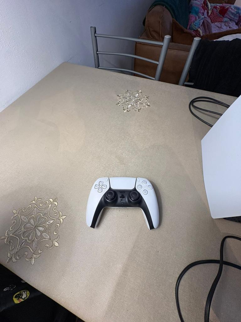 PS5 Standard Très Bon État + Manette, Enlèvement, Comme neuf