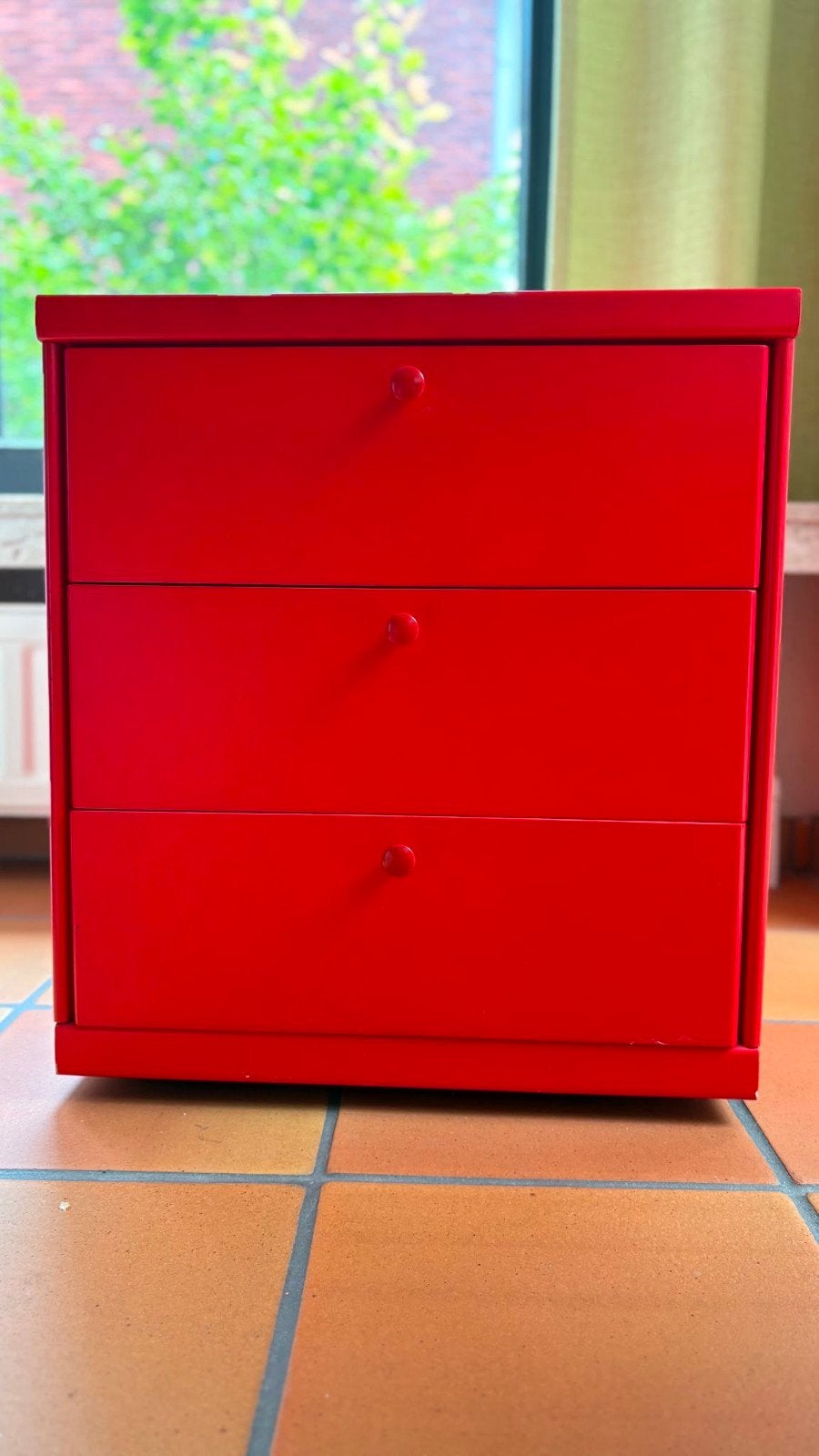Ladekast rood op wieltjes, Ophalen