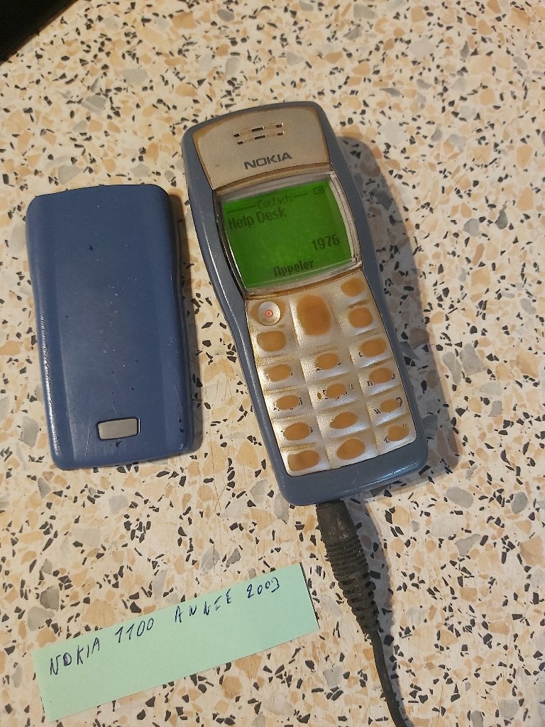 GSM Nokia 1100 jaar 2003 met oplader en batterij., Ophalen of Verzenden, Gebruikt, Nokia