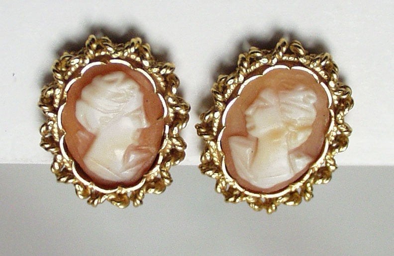 Clips d'oreille et camée camée vintage dorée., Bijoux, Sacs & Beauté, Bijoux anciens, Enlèvement ou Envoi, Or, Boucles d'oreilles