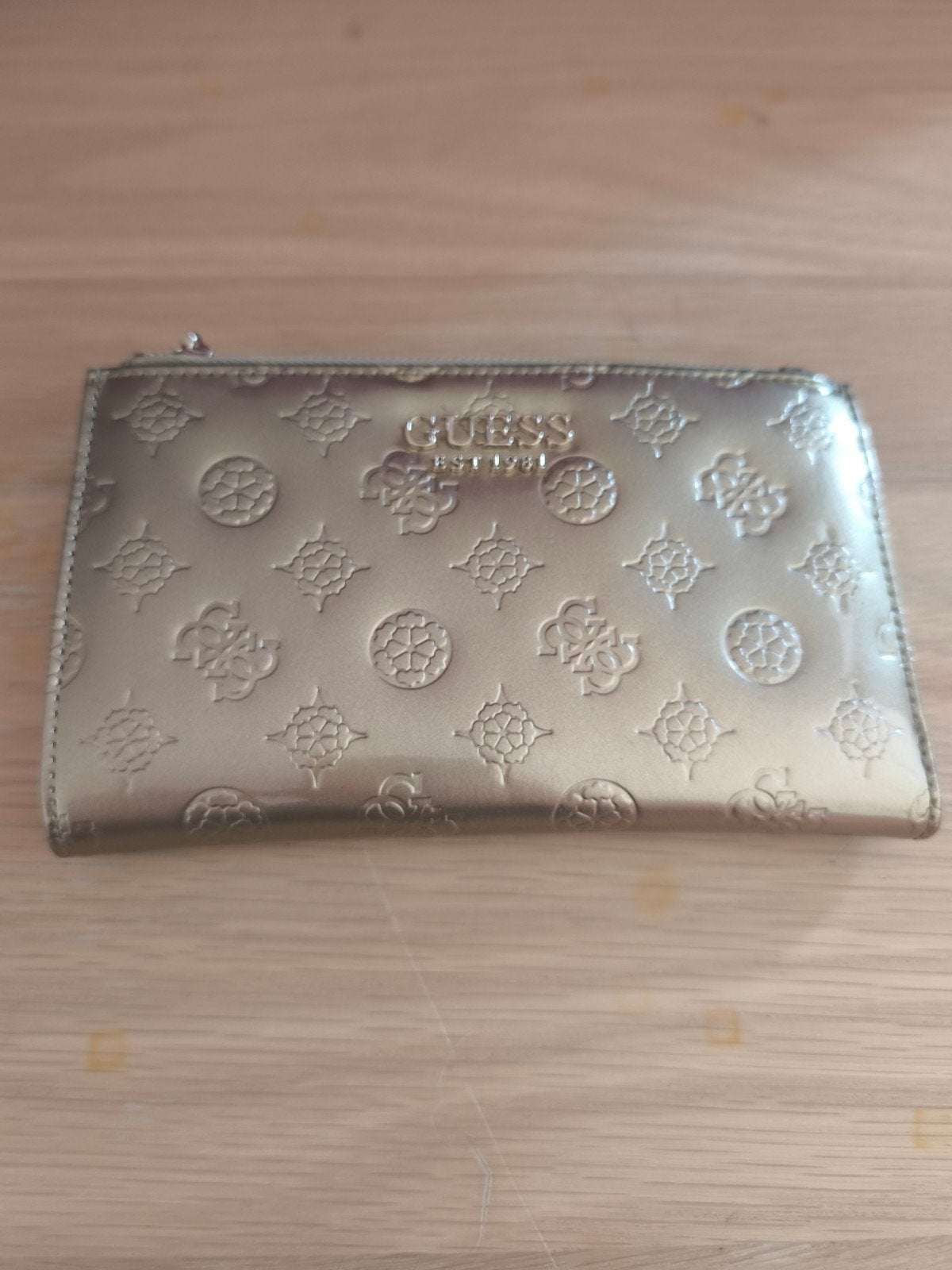 Portefeuille GUESS doré monogrammé – Excellent état, Bijoux, Sacs & Beauté, Porte-monnaie & Portefeuilles, Guess, Enlèvement