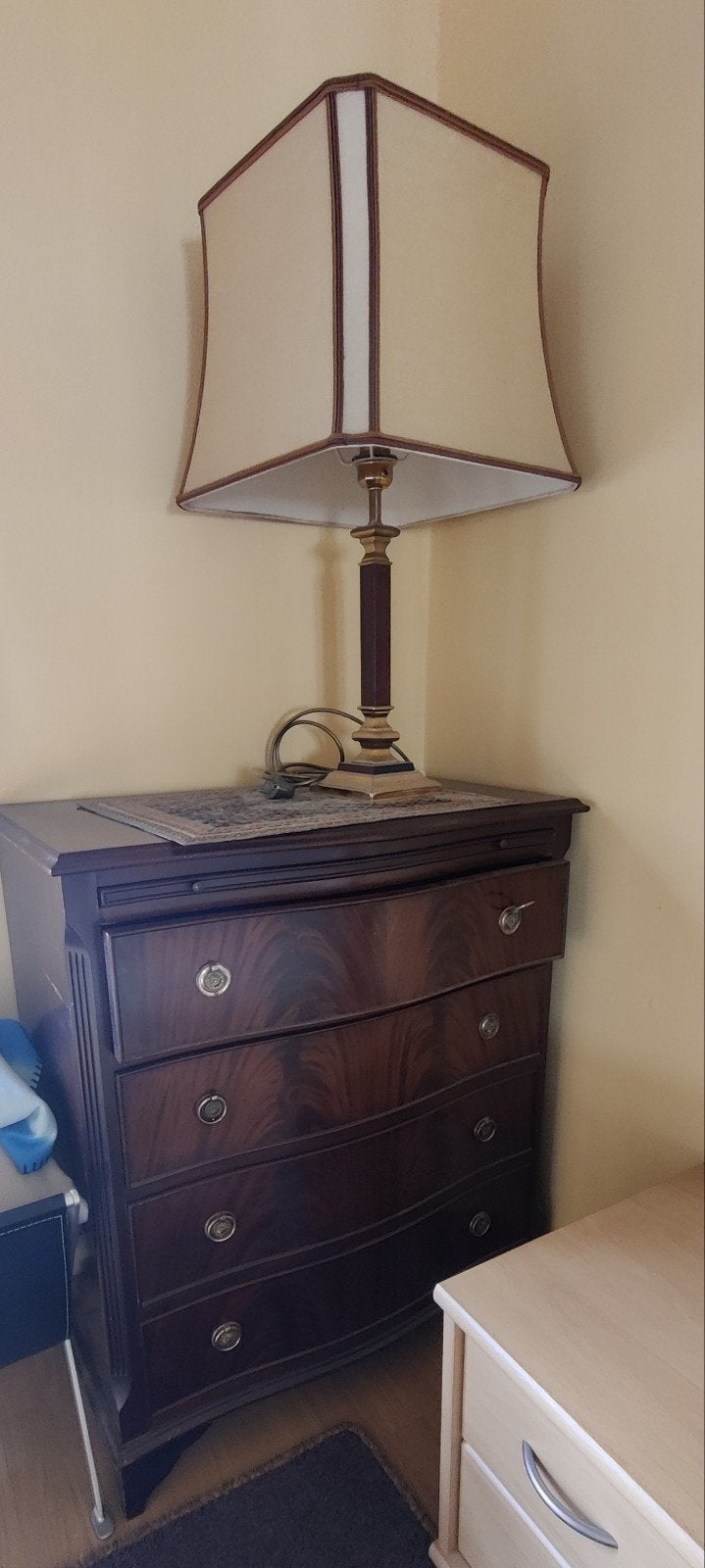 Commode + luminaire, 3 ou 4 tiroirs, Enlèvement, Utilisé, Ancien en acajou