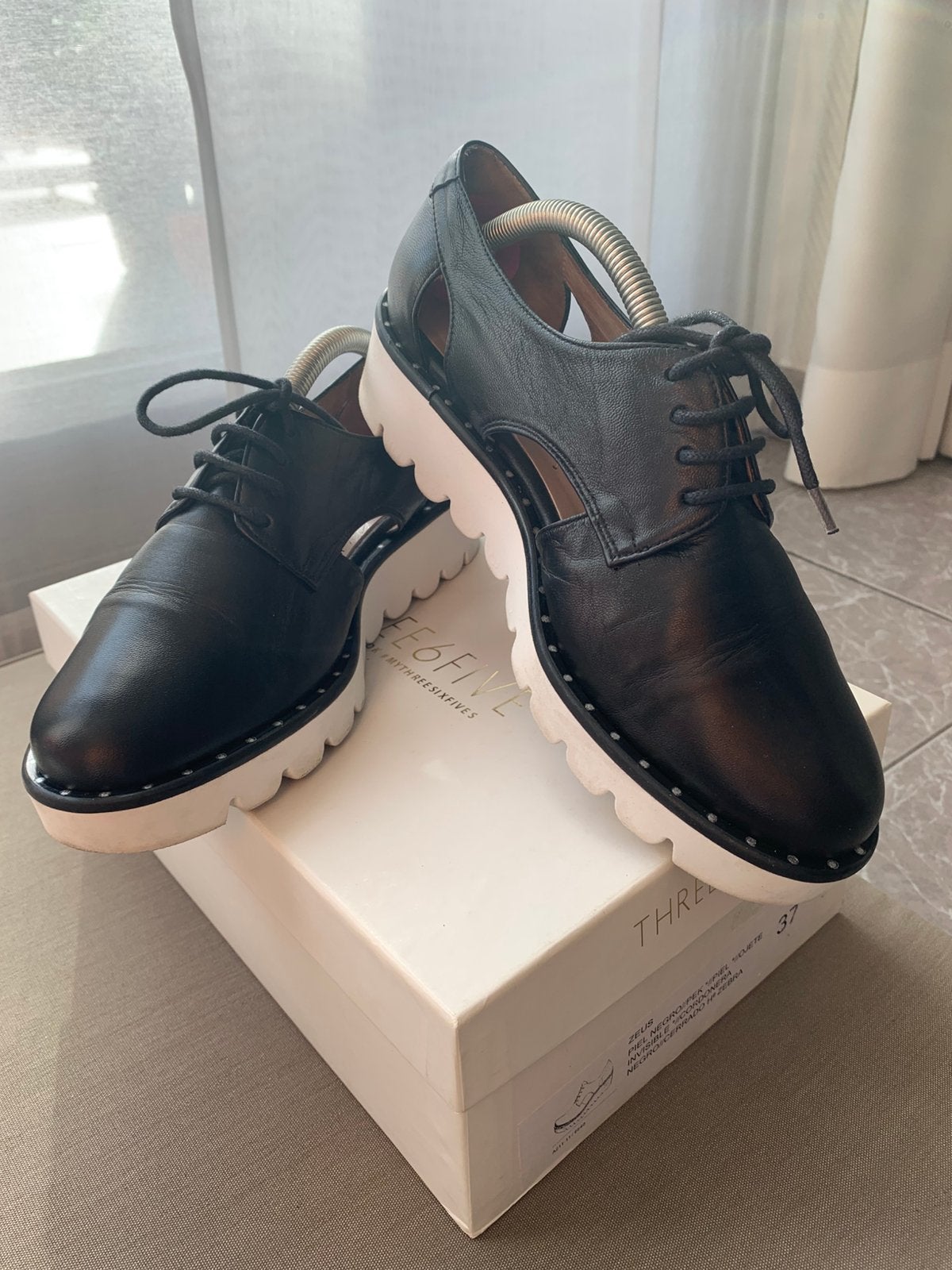 Très belle chaussure à lacets en cuir fin pointure 37, Enlèvement, Comme neuf, Noir