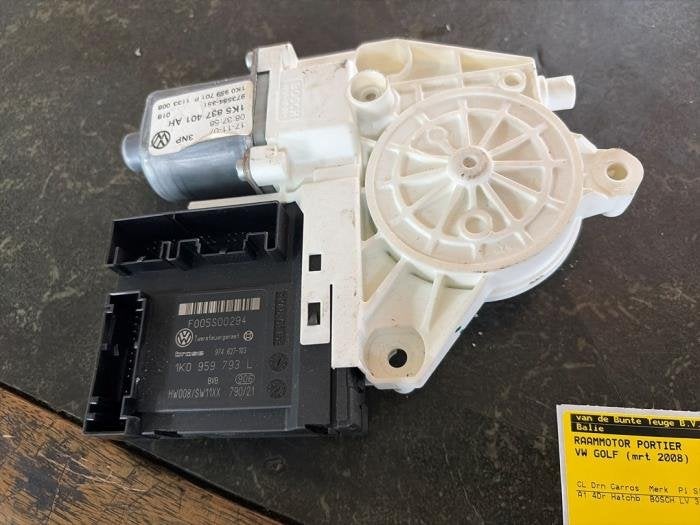 Moteur de vitre portière d'un Volkswagen Golf, Autos : Pièces & Accessoires, Volkswagen, -, 3 mois de garantie, Utilisé