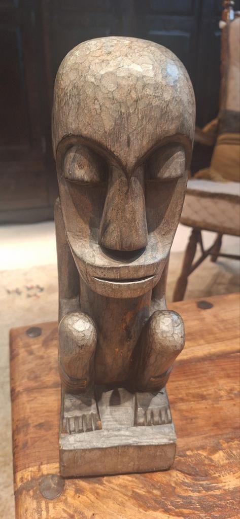 Statue en bois d'un homme accroupi, Bois, Enlèvement ou Envoi, Brun, Fait main