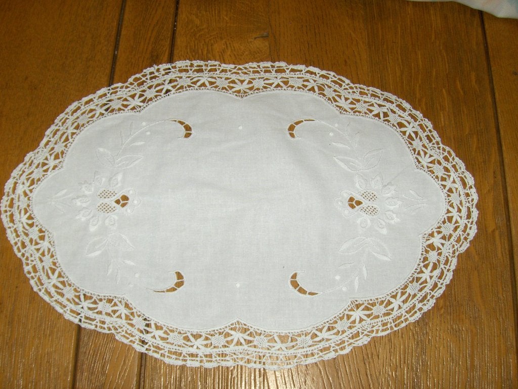 Napperon ovale en coton blanc brodé. Voir détail., Maison & Meubles, Neuf, Blanc, Brodé, Ovale