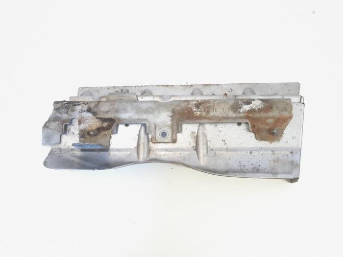 Bouclier thermique échappement d'un Volkswagen Golf, Autos : Pièces & Accessoires, Systèmes d'échappement, Volkswagen, -, 3 mois de garantie