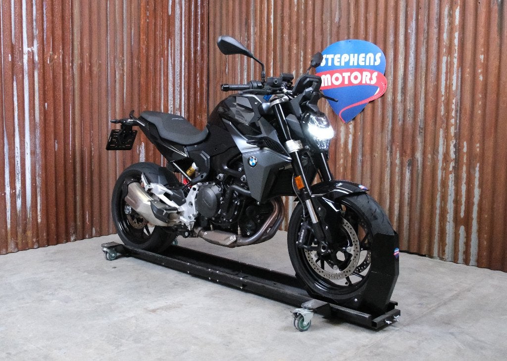 BMW F900R Triple Black, 2 cilinders, Occasion, Handvatverwarming, Motorrijbewijs A