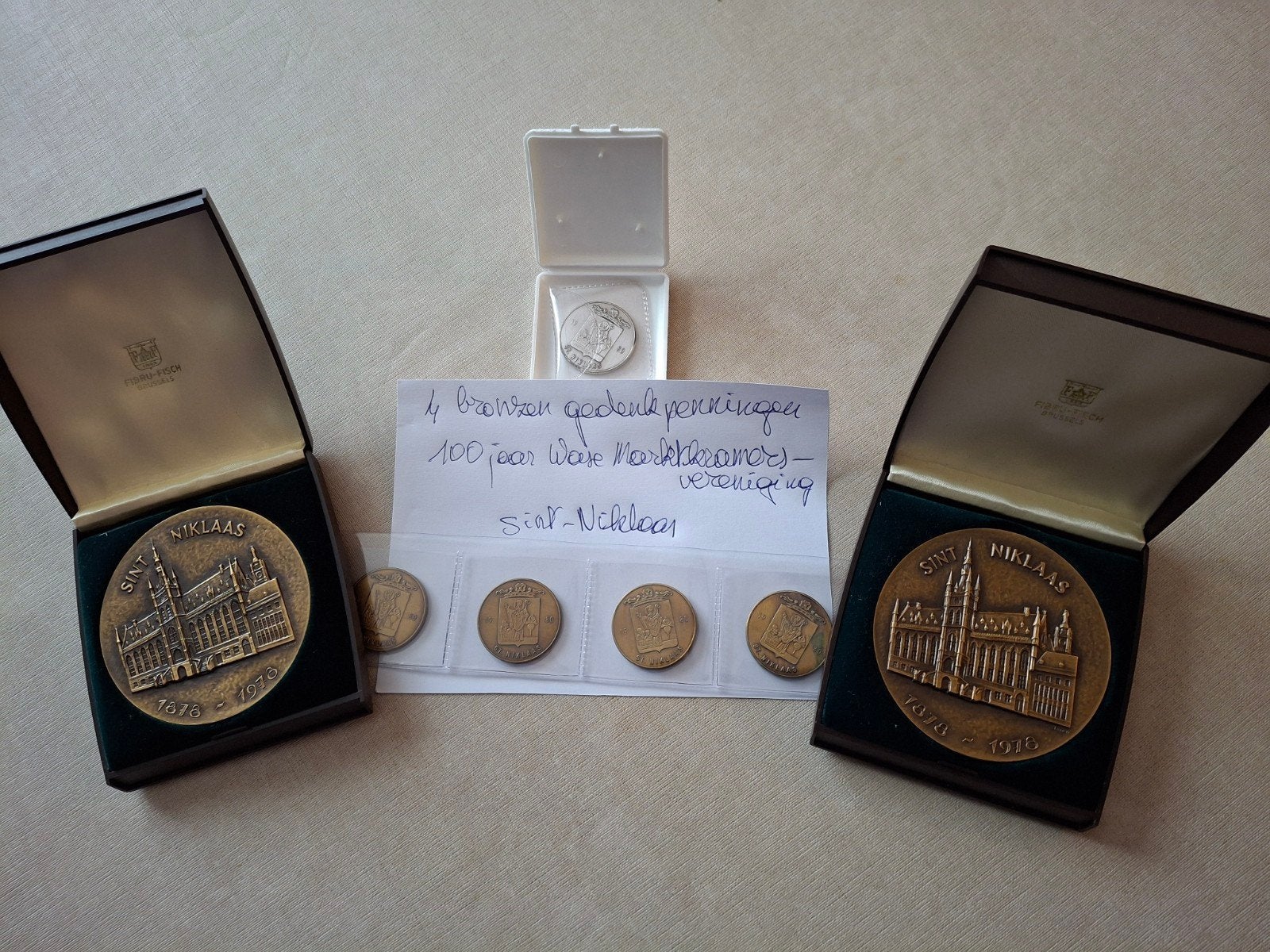 SINT-NIKLAAS: 2 GEDENKPENNINGEN  + 5 penningen marktkramers, Ophalen of Verzenden, Brons