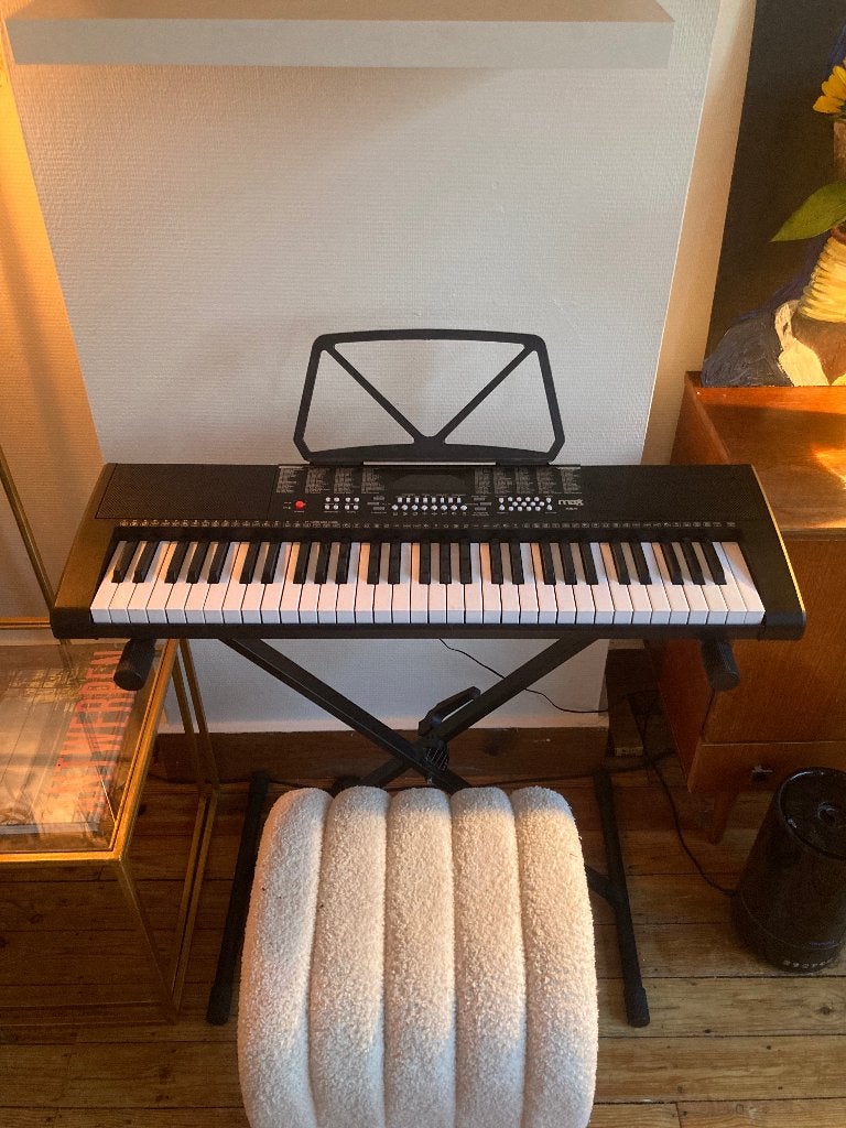 Max Music KB4 Keyboard (61 Toetsen) + Statief en Lessenaar, Muziek en Instrumenten, Keyboards, Ophalen, Gebruikt, 61 toetsen, Met standaard
