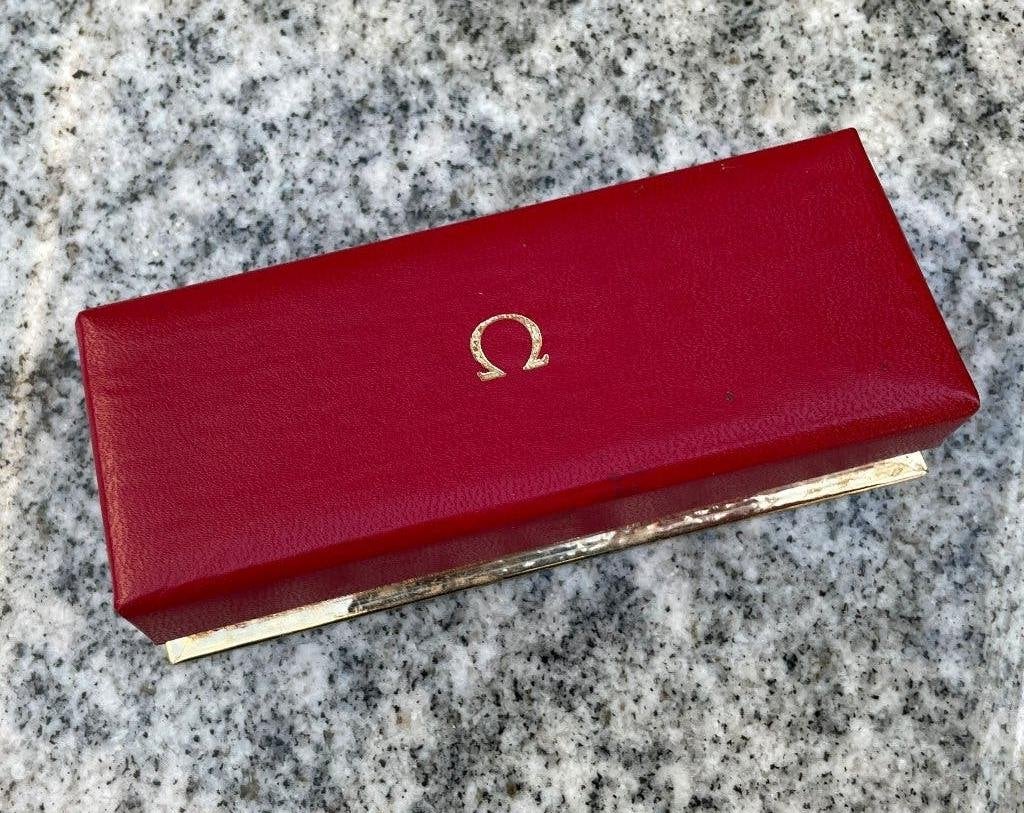 Montre OMEGA boite rouge comme neuve neuve, Bijoux, Sacs & Beauté, Montre-bracelet, Rolex, Comme neuf, Enlèvement