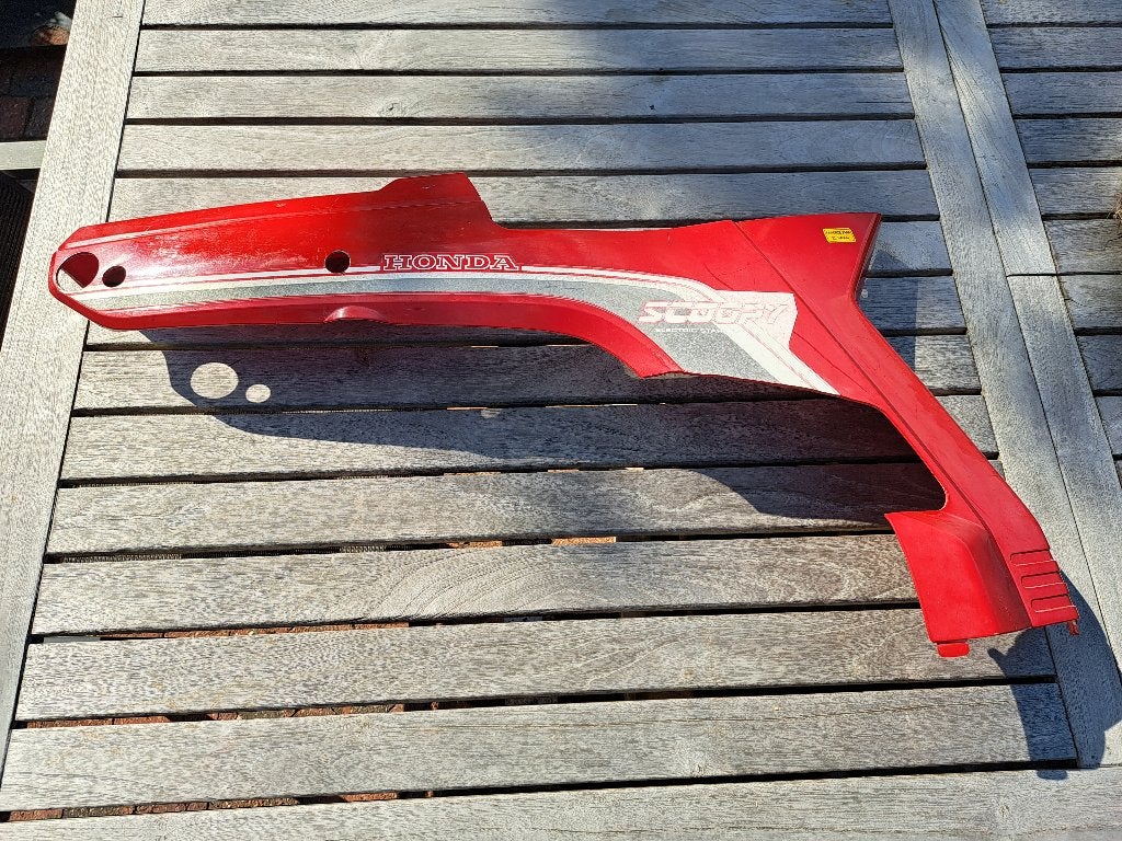 Rechtse zijkap Honda Scoopy SH50, Vélos & Vélomoteurs, Pièces de cyclomoteur | Général, Enlèvement, Utilisé, Autres types, Honda