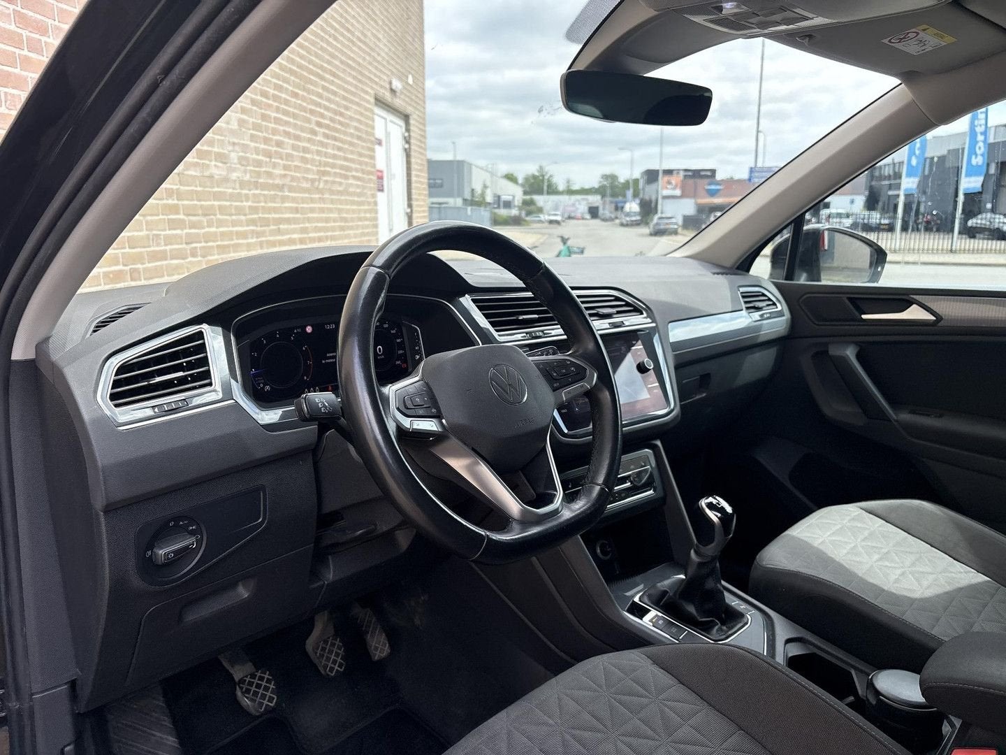 Volkswagen Tiguan 1.5 TSI Life Business | € 14.000,- NETTO!, Auto's, Volkswagen, Zwart, Navigatiesysteem, Zwart, Bedrijf